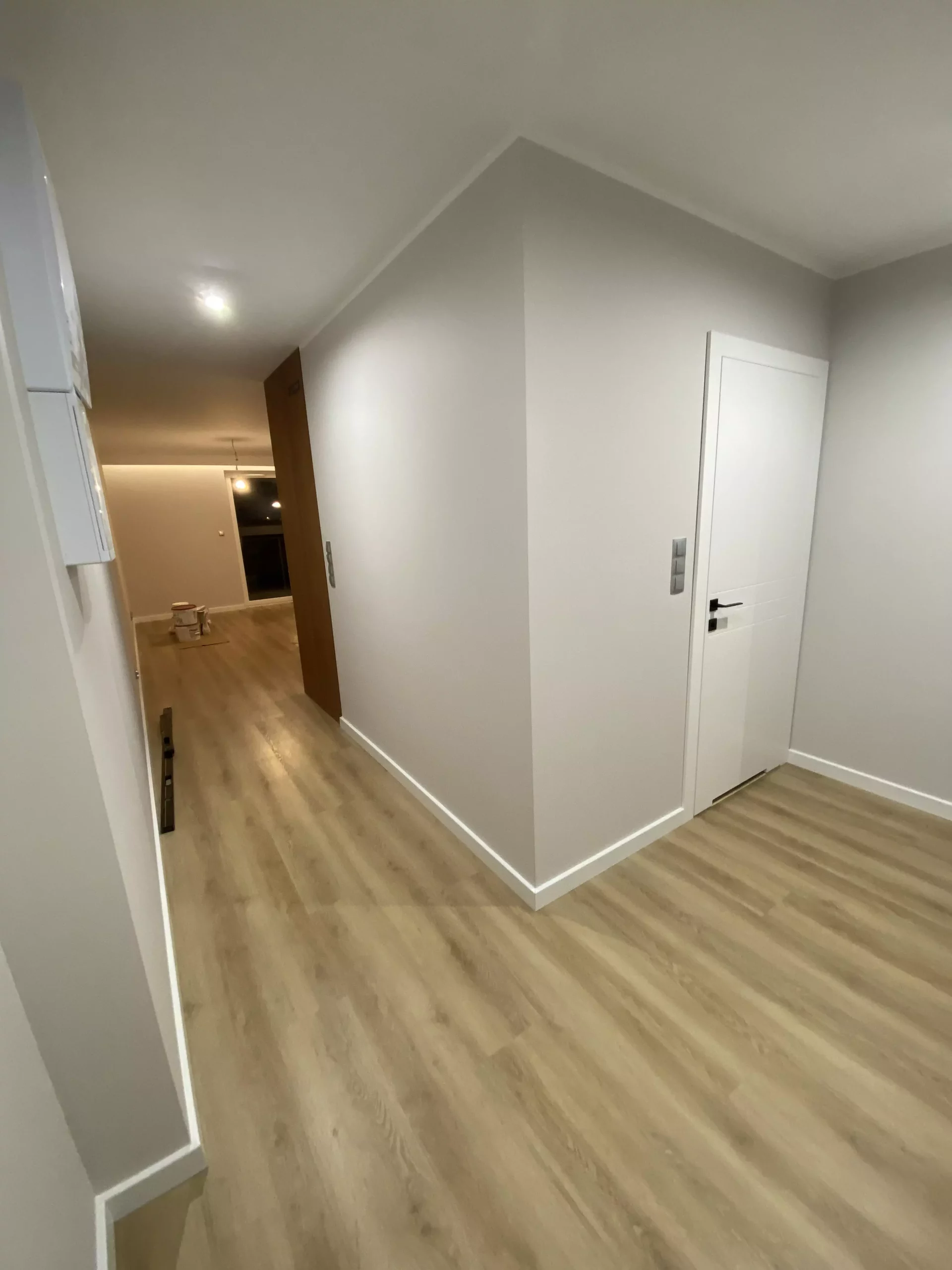 Drzwi i podłoga w mieszkaniu w Trójmieście