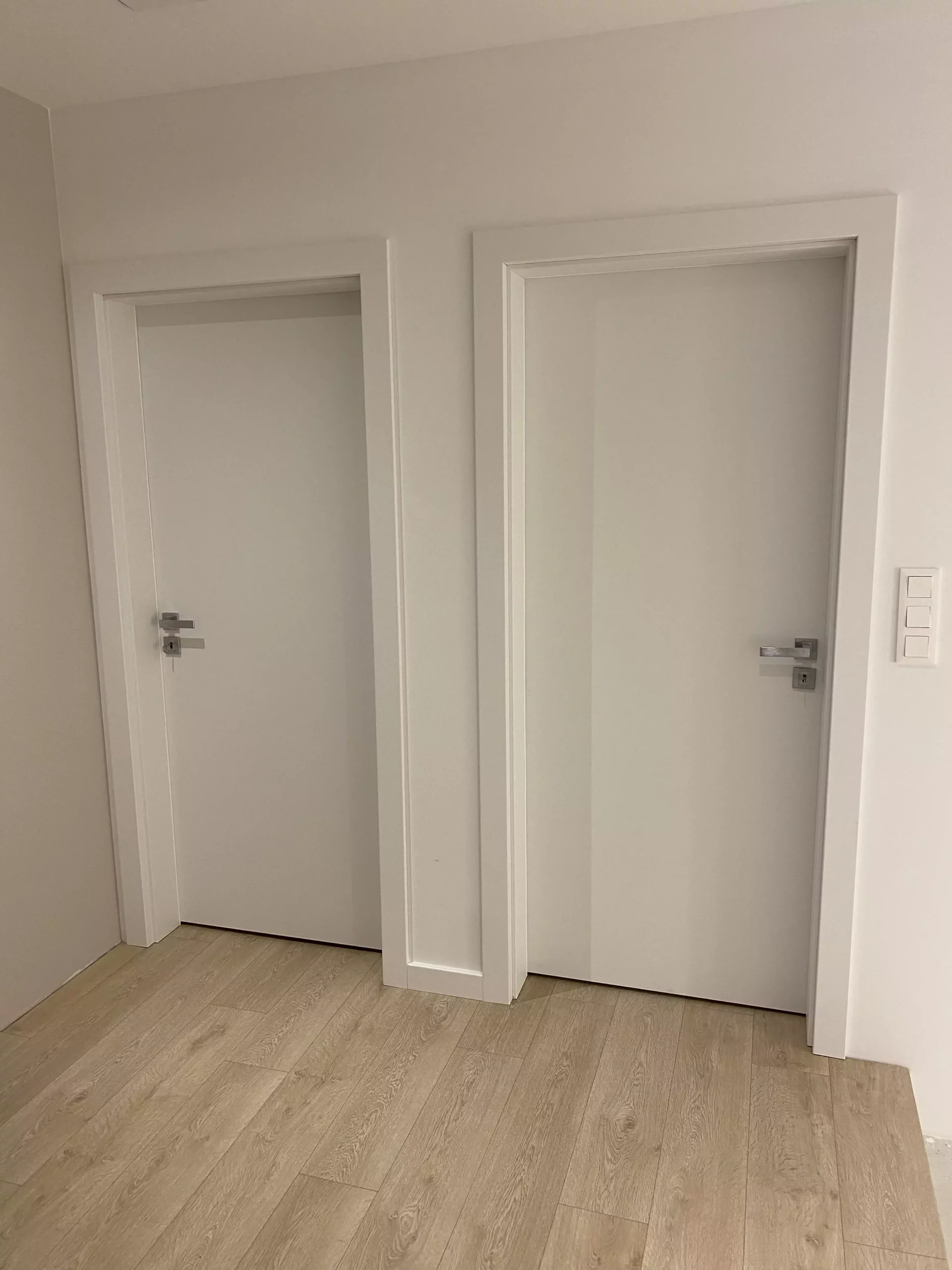 Drzwi i podłoga w domu jednorodzinnym w Trójmieście